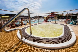 jacuzzi z antypoślizgowym podłożem