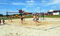 Dzieci grające w piłkę na boiskach do plażowej piłki siatkowej