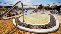 jacuzzi na tle basenu